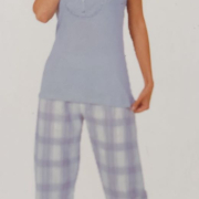 Lila rövid ujjú női pizsama, kockás hosszúnadrággal
