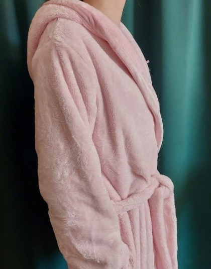 Halvány rózsaszín, kapucnis, wellsoft, rövid női köntös (W506)